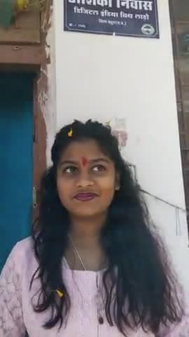 बेटी के नाम घर की पहचान डिजिटल इंडिया विथ लाडो लाडो फाउंडेशन बैतूल मध्य प्रदेश
 नेम प्लेट पाकर बेटी अंशिका खुश हुई