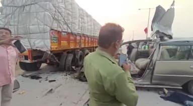 इछावर: एनएच 69 पटेल ढाबे के पास हुई टवेरा व ट्रक में भीषण टक्कर,एक व्यक्ति की घटनास्थल पर मौत, 3 गंभीर रूप से घायल..