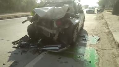 लंभुआ: मदनपुर पनियार के पास अनियंत्रित कार खड़े ट्रक में जा घुसी, हादसे में तीन लोग गंभीर रूप से हुए घायल