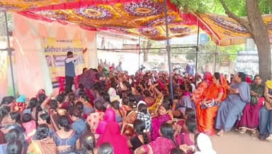 भूपेश जी के राज में प्रदेश के सभी आंगनबाड़ी केंद्रों में ताला लटका हुआ है, भूपेश जी और उनके विधायकों ने प्रदेश भर में लाखों आंगनबाड़ी कार्यकर्ता व सहायिका बहनों को कलेक्टर दर देने का वादा कर वादा खिलाफी कर रही है। बेमेतरा का धरना स्थल