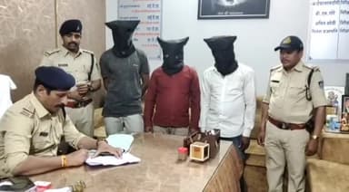 मंदसौर: सीतामऊ पुलिस ने की कार्रवाई: सेक्स रैकेट के माध्यम से सायबर ठगी करने वाले अंतरराष्ट्रीय गिरोह के 3 आरोपी गिरफ्तार, 2 फरा