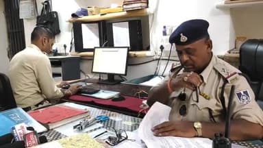 मंदसौर: कोतवाली थाना क्षेत्र के मदारपुरा रिंगवाल के यहां से हीना शाह ऊर्फ जुल्फीकार को 5 लीटर अवैध जहरीली शराब के साथ पकड़ा

मंद