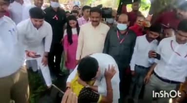 ग्वालियर गिर्द: थीम रोड पर मंत्री ज्योतिरादित्य सिंधिया ने एक बुजुर्ग महिला को लगाया गले, वीडियो सोशल मीडिया पर हुआ वायरल