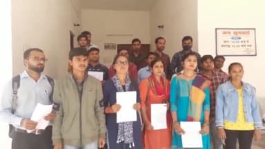 लखीमपुर: कलेक्ट्रेट परिसर में पहुंचे पंचायत सहायकों ने ग्राम पंचायत सचिवालय में चल रही अव्यवस्थाओं को लेकर डीएम को सौंपा ज्ञापन