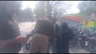 मेहदावल: मेहदावल,जमीनी विवाद को लेकर नचनी निवासी व्यक्ति को मेहदावल तहसील के सामने महिलाओं ने चप्पलों से जमकर मारा पीटा