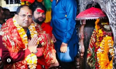 जौनपुर पहुँचे जनपद के नए जिलाधिकारी अनुज कुमार झा, माँ शीतला चौकियाँ का लिया आशीर्वाद