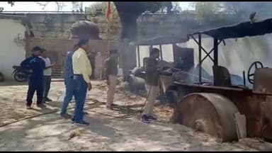 सासाराम: जिला परिषद कार्यालय में रखे दो पुराने रोड रोलर में लगी आग, मौके पर पहुंचे अग्निशमन विभाग के अधिकारी