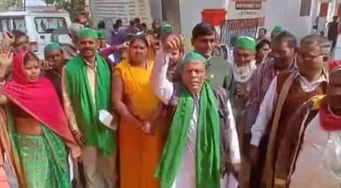 जौनपुर: कलेक्ट्रेट परिसर में भारतीय किसान यूनियन द्वारा किसानों की समस्या को लेकर दिया गया ज्ञापन