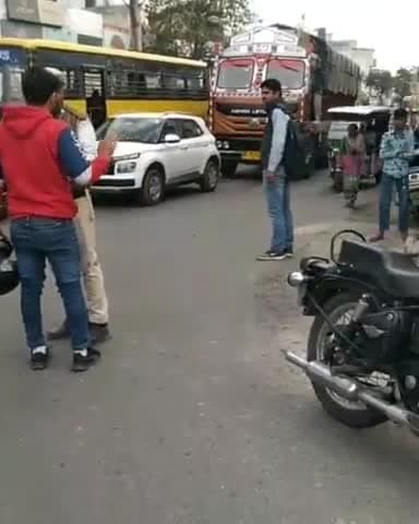 जगाधरी: महाराणा प्रताप चौक पर ट्रैफिक थाना प्रभारी ने 2 बुलेट चालकों के पटाखे मारने के चलते काटे चलाना