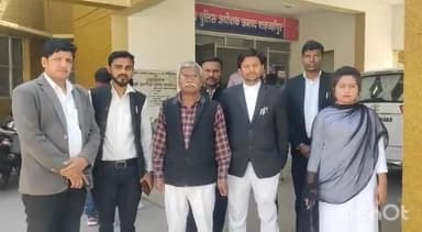 शाहजहांपुर: शुकदेवानंद महाविद्यालय में दीक्षांत समारोह के दौरान डिग्री ना देने की अधिवक्ताओं ने पुलिस अधीक्षक से की शिकायत