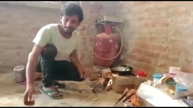 प्रयागराज: प्रयागराज में आज सम्राट विरेंद्र कुशवाहा ने बढ़े हुए गैस सिलेंडर के दामों पर अनोखे अंदाज़ में किया विरोध प्रदर्शन