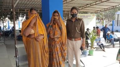 सासाराम: उत्पाद विभाग की पुलिस ने सासाराम के विभिन्न इलाकों में की छापेमारी, अवैध शराब के साथ दो महिलाओं को किया गिरफ्तार