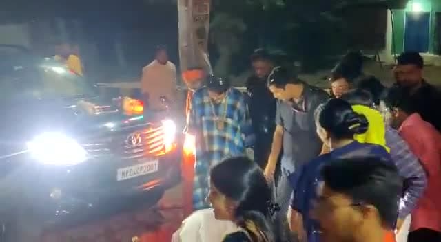 अचानक रात्रि में ही परम पूज्य बागेश्वर धाम सरकार जी का पृथ्वीपुर निवास पर आगमन हो चुका है जहां समस्त परिवार सहित एवं निवाड़ी जिले वासियों की ओर से गुरुवर का स्वागत वंदन किया l
#जय_रामराजा_सरकार #bagheswardhamsarkar #बागेश्वर