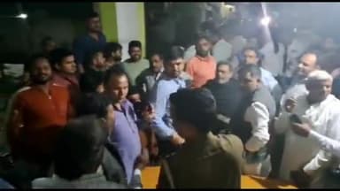 धनौरा: थाना प्रभारी को हटाने की मांग को लेकर भाजपा पदाधिकारियों ने मंडी धनौरा थाने में दिया धरना