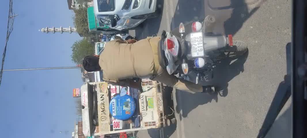 UP Police:- घंटाघर चौराहे पर बिना बात के हूटर चलाते व बिना हेलमेट पहने दिखे आरक्षी।
#सड़क_हादसा #upploice #police