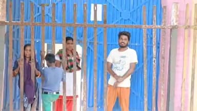 धनौरा: गजरौला के रेलवे स्टेशन के सामने कुष्ठ आश्रम को रेलवे ने बताई अपनी संपत्ति, लोग परेशान