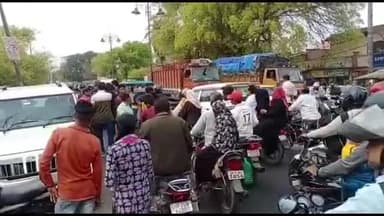 धनौरा: गजरौला शहर में फिल्म की शूटिंग के दौरान 7 घंटे लगा जाम, परेशान लोगों ने मुख्यमंत्री के ट्विटर अकाउंट पर की शिकायत