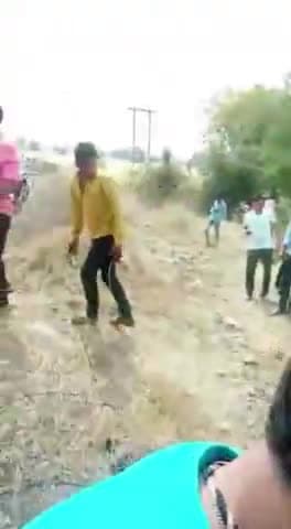 शादी में जा रहे जीजा,साले और दोस्त की बाइक खाई में गिरी ,मौके पर हुई तीनों की मौत।