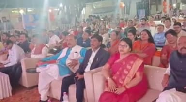 बस्ती: पंडित अटल बिहारी वाजपेयी प्रेक्षागृह में आयोजित बस्ती महोत्सव के दूसरे दिन कवि सम्मेलन का हुआ आयोजन