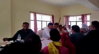 कोरांव: संपूर्ण समाधान दिवस में बिजली विभाग के जेई पर भड़के सीआरओ ने काटा एक दिन का वेतन, 267 शिकायतों में सात का हुआ निस्तारण