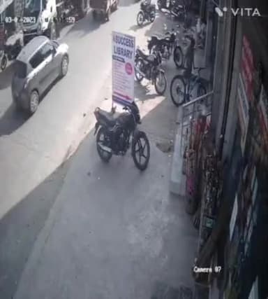 बहादुरगढ़: शहर के बादली रोड स्थित लाइब्रेरी के बाहर से छात्र की साइकिल हुई चोरी, सीसीटीवी कैमरे में कैद हुई वारदात