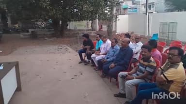 ईसागढ़: आगामी त्योहारों को लेकर ईसागढ़ थाना परिसर में शांति समिति की बैठक हुई संपन्न