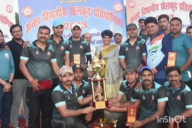 बरेली: इज्जतनगर रेलवे स्पोर्ट्स स्टेडियम में हुई रेलवे की क्रिकेट प्रतियोगिता, RPF ने वर्कशॉप टीम को हराकर जीती ट्रॉफी