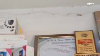 बाड़मेर: बाड़मेर जिले के कवास क्षेत्र के आसपास मकानों में आ रही है दरारे महसूस हो रहे हैं भूकंप जिला कलेक्टर को सौंपा ज्ञापन