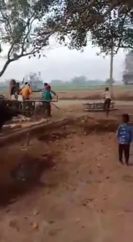 एटा: थाना मारहरा के अब्दुल्लापुर देहमाफी में दो पक्षों के बीच हुई मारपीट, सोशल मीडिया पर वीडियो हुआ वायरल