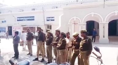 रायबरेली: जिले में आगामी त्योहारों को देखते हुए धारा 144 के अंतर्गत निषेधाज्ञा 29 अप्रैल तक की गई लागू, सड़कों पर उतरी पुलिस