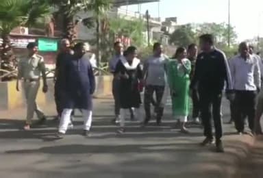 जांजगीर: जिला कलेक्टर और एसपी ने 2 घंटे पैदल चलते हुए जांजगीर शहरी क्षेत्र के विभिन्न कार्यों का किया औचक निरीक्षण