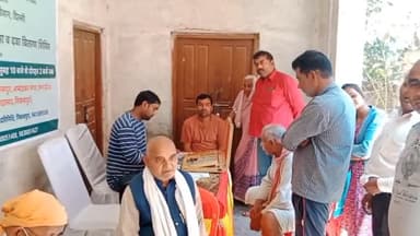 आलापुर: ग्राम पंचायत निकसपुर गांव में शिविर लगाकर स्वास्थ्य चेकअप करते हुए जरूरतमंदों को दवा वितरण किया गया