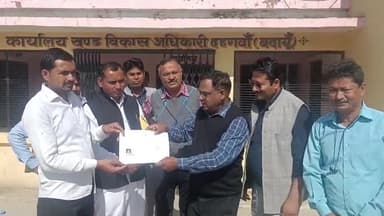 सहसवान: समसपुर कूवरी में प्रधान पद के उप चुनाव की मतगणना ब्लॉक परिसर में हुई, जीते हुए प्रत्याशी को मिला प्रमाण पत्र