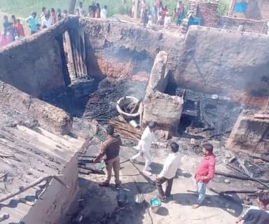 लखीमपुर: महेवागंज क्षेत्र के सिंघानिया गांव में लगी भयंकर आग, 3 घर जलकर हुआ राख