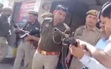 मवाना: मवाना थाने में त्योहारों के मद्देनजर एसडीएम ने थाने का किया निरीक्षण