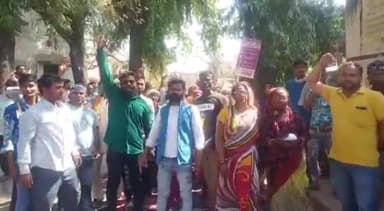 उन्नाव: सफाई कर्मियों को 6 महीने से नहीं मिला वेतन, नगर पालिका परिसर में धरने पर बैठे सफाई कर्मी