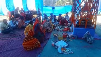 गोरौल: आदमपुर गांव स्थित शिव मंदिर परिसर में 24 घंटे का अष्टयाम यज्ञ  किया‌ गया आयोजन ,मौके पर पूर्व मुखिया राजा बाबू थे मौजूद।