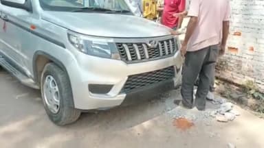 पन्ना: शिवानंद कुटी के पास सड़क के बीच बने गड्ढे में घुसी तेज रफ्तार कार, कोई हताहत नहीं