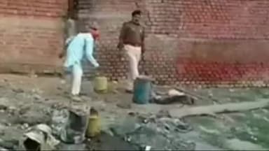 पालीगंज: पालीगंज पटना पाली रोड पर शराब पीकर जा रहे हो शराबी को मध निषेध विभाग की पुलिस ने गिरफ्तार किया