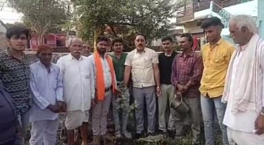 इछावर: पूर्व जनपद अध्यक्ष ओपी वर्मा ने ग्राम नयापुरा में मुख्यमंत्री के जन्मदिन के उपलक्ष्य पर ग्रामीणों के साथ किया पौधारोपण