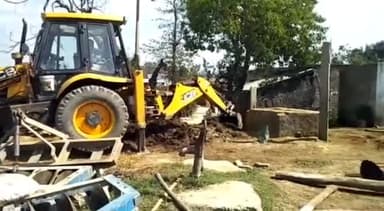 बस्ती: कुदरहा विकासखंड के शंकरपुर में अवैध अतिक्रमण पर प्रशासन ने चलवाया बुलडोजर