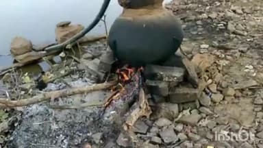 ईसागढ़: बक्तर गांव स्थित बस स्टैंड के पास अवैध शराब बेच रहे युवक को पुलिस ने पकड़ा, 10 लीटर कच्ची शराब की जब्त