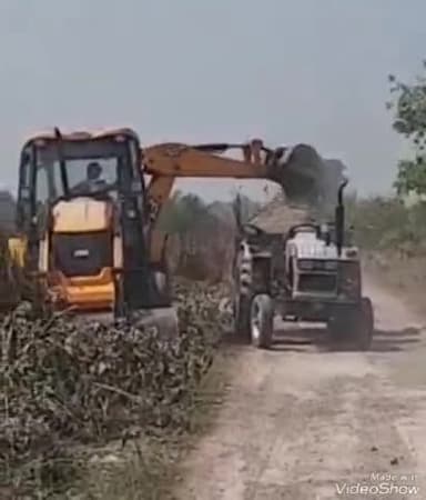 जयसिंहपुर: सेमरौना में शारदा सहायक नहर की जेसीबी से मिट्टी की ढुलाई का वीडियो हुआ वायरल, एसडीएम से की गई शिकायत