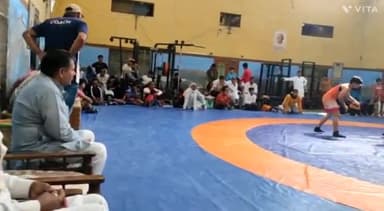 बहादुरगढ़: गांव छारा स्थित लाला दीवान चंद अखाड़े में आयोजित जिला स्तरीय जूनियर कुश्ती में पहुंचे हरियाणा कुश्ती संघ के महासचिव