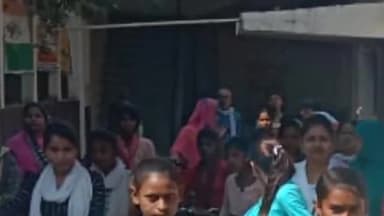 हमीरपुर: हमीरपुर में ‘स्वस्थ महिला-स्वस्थ भारत’ थीम पर महिला स्वास्थ्य कर्मियों ने निकाली साइकिल रैली