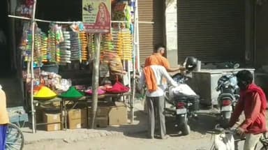 भदोही: रविवार को चौरी बाजार में होली पर्व को लेकर दुकानों पर दिखाई दिया भीड़,लोगों ने  खूब खरीदा अबीर गुलाल