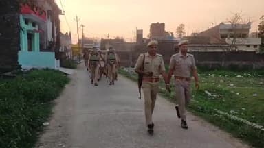 इकौना: आगामी त्योहारों के दृष्टिगत क्षेत्रा अधिकारी ने भारी पुलिस बल के साथ इकौना कस्बे में किया पैदल मार्च