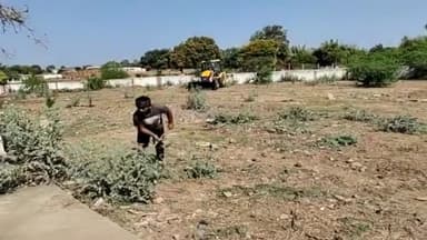 पन्ना: वार्ड क्रमांक-11 मुक्तिधाम में कर्मचारियों व जनप्रतिनिधियों ने स्वच्छता सर्वेक्षण 2030-24 की तैयारियों को लेकर की सफाई