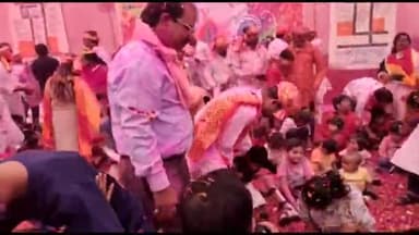 प्रयागराज: कर्नलगंज इंटर कॉलेज में सेरेब्रल पाल्सी से पीड़ित दिव्यांगों ने अपने अभिभावकों के साथ खेली फूलों और गुलाल की होली