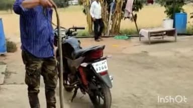 सिवनी: ग्राम खैरी टेक के घर पर निकला धामन सांप मचा हड़कंप सर्पमित्र प्रवीण तिवारी द्वारा किया गया सुरक्षित रेस्क्यू